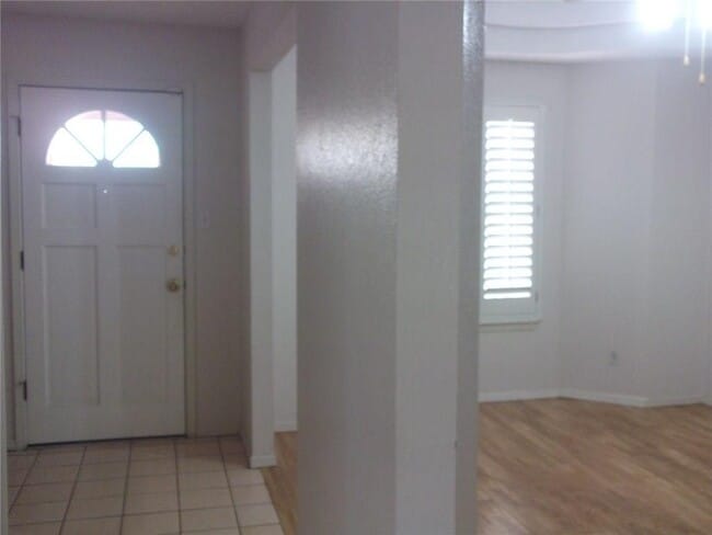 Building Photo - 7680 Dianjou Dr