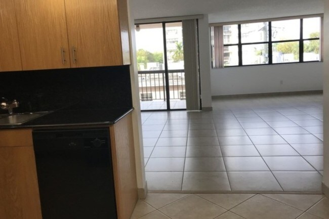 Kitchen entry to Livingroom - 9200 Bay Harbor Terrace