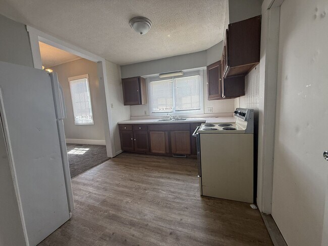Foto del edificio - 2 Bed House w/ Ramp Access and Fenced in Back Yard + Walk In Shower