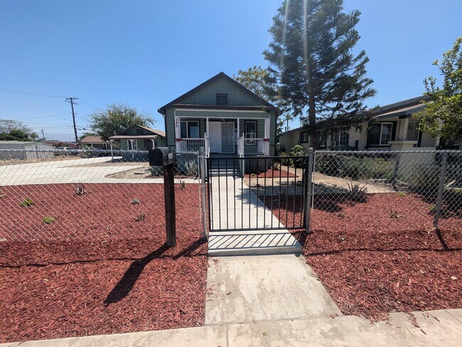Foto del edificio - Bright & Clean 2 Bed | 1 Bath Home With a separate Den– 906 Sq. Ft. with Private Parking! Now Ava...