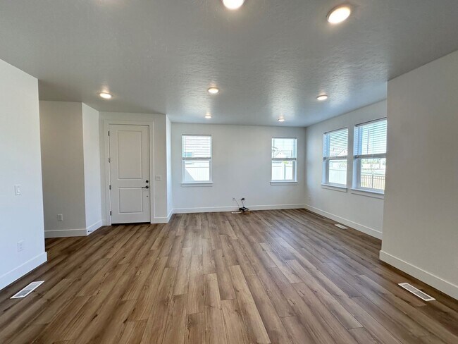 Building Photo - Spacious Luxury Townhome Designed for Modern Living