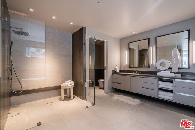 Foto del edificio - 2391 Roscomare Rd