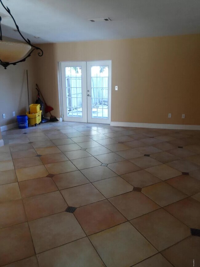 Shared Furnished Living Room - 1004 Ashley Ave