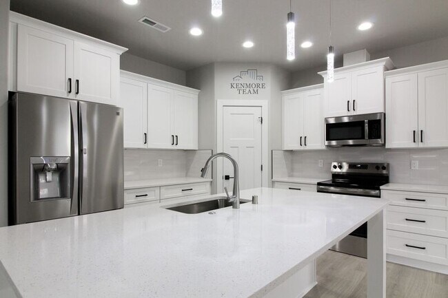 Building Photo - 716 N Rd 42