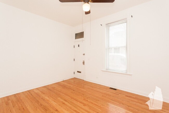Building Photo - 1132 W Dickens Ave