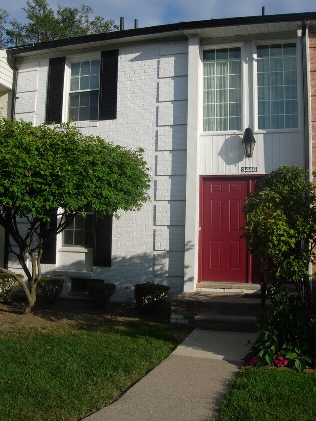 Foto principal - 3445 Burbank Dr