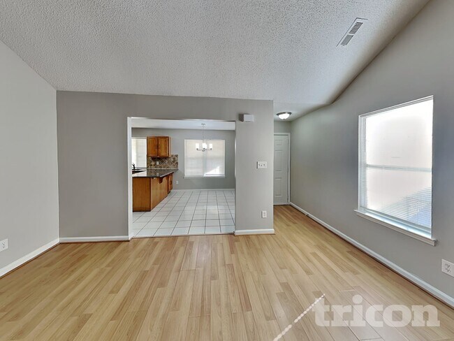 Foto del edificio - 5000 Poplar Glen Dr