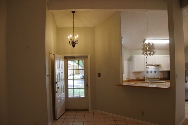 Foto del edificio - 8015 Forest Ash