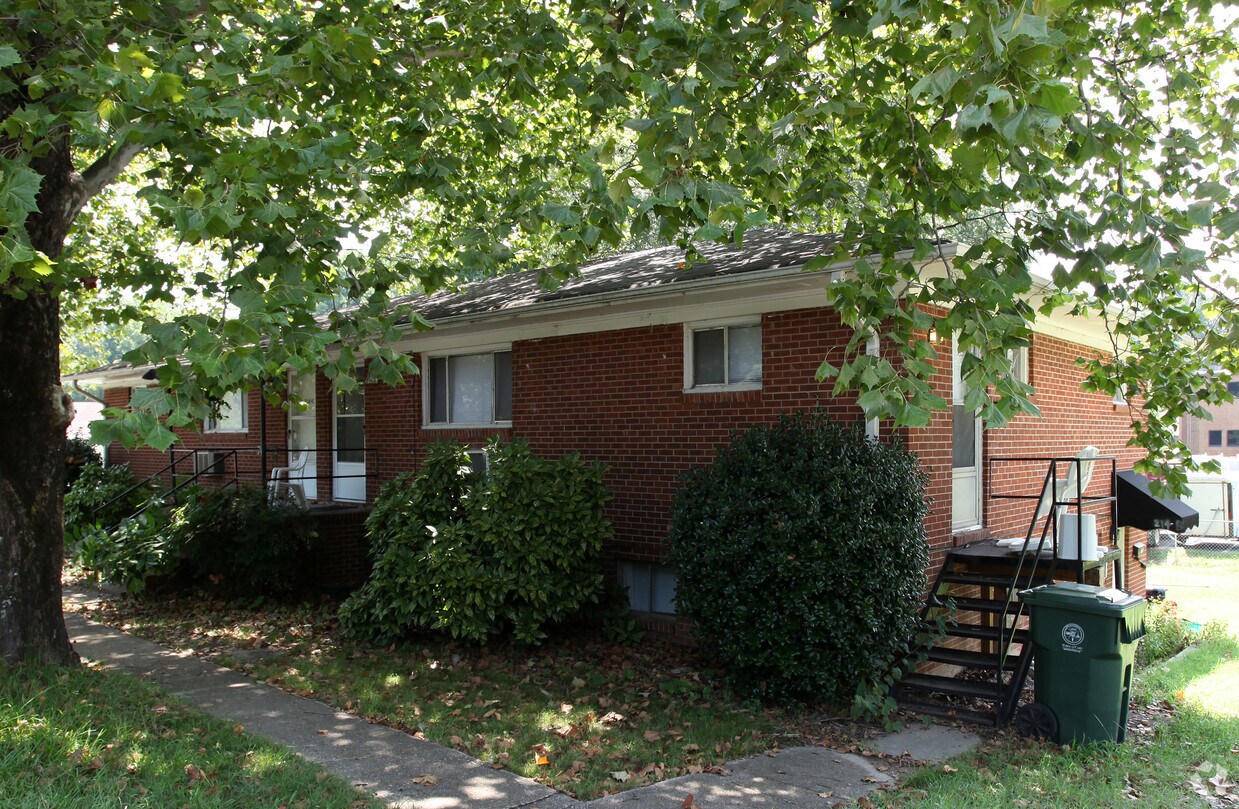 Primary Photo - 214 E Cedar St