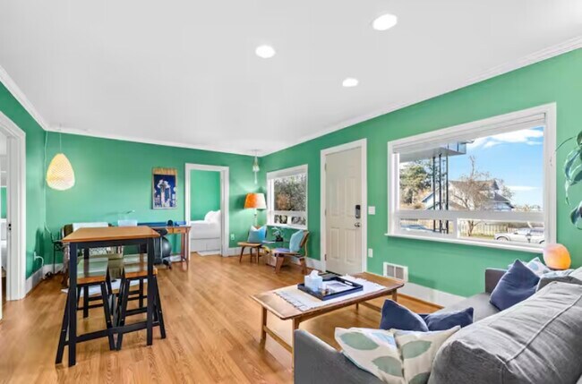 Foto del edificio - Bright & Comfortable 2-Bedroom, 1-Bathroom Main Floor Home | E 10th St, Port Angeles, WA | $2,200...