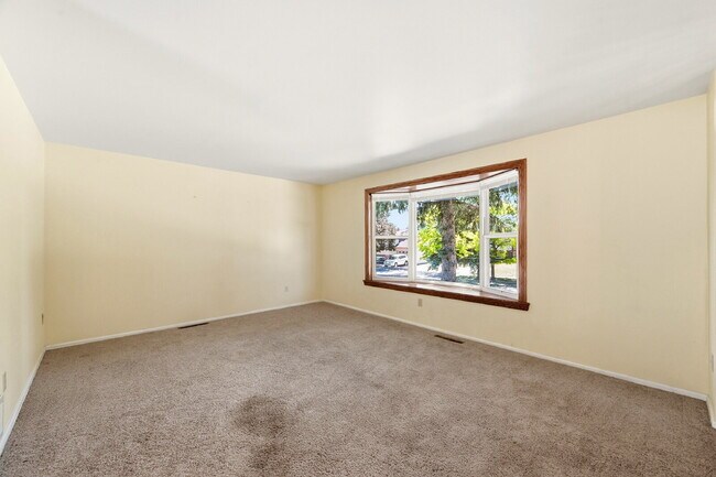 Foto del edificio - $1,995.95 4-bed, 1.5 bath, located in Colorado Springs with a large back yard