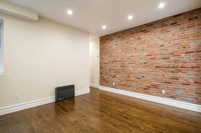 Building Photo - 63 Perry St