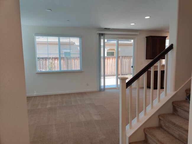 Foto del edificio - Beautiful 3 bedroom, 2.5 bathroom in Roseville!