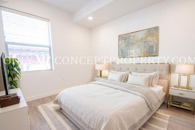 Building Photo - Luxury Apartment in Newpark Plaza!