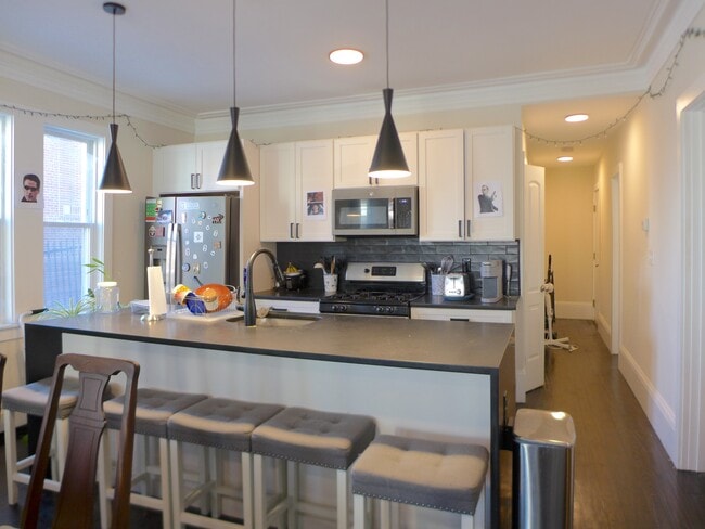 Building Photo - 828 Parker St