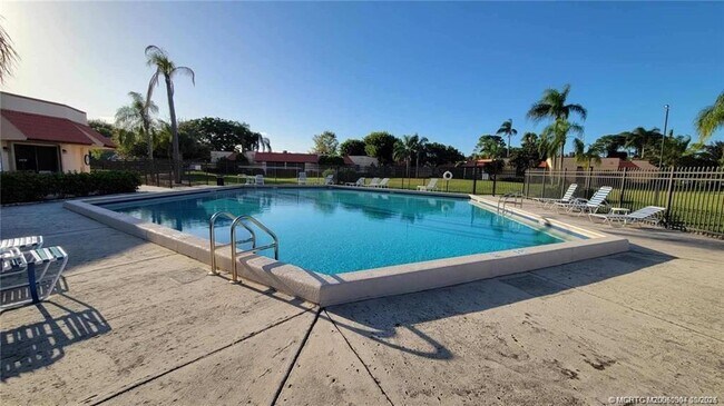 Building Photo - 1985 NE Collins Cir