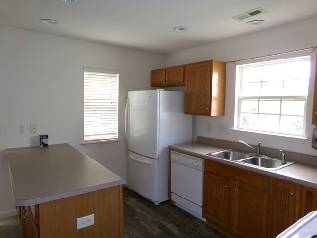 Building Photo - Greensboro Townhouse near Wendover Ave and I-40.