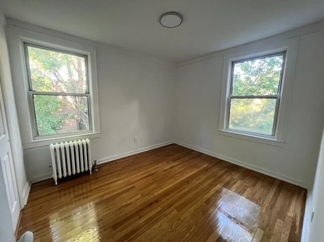 Foto del edificio - 1 bedroom in SUNNYSIDE NY 11104