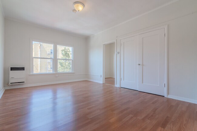 Building Photo - 1522 N Mariposa Ave