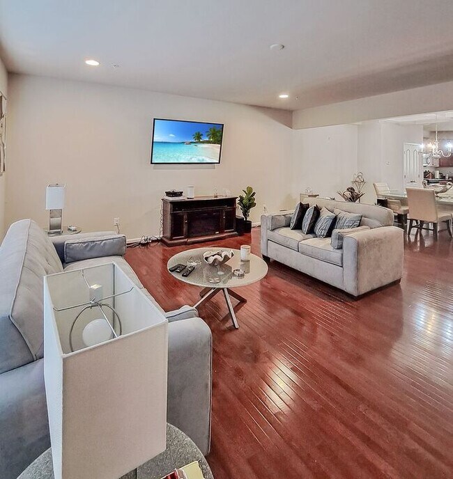 Foto del edificio - Coming Soon! Gorgeous and Modern 3-Level T...