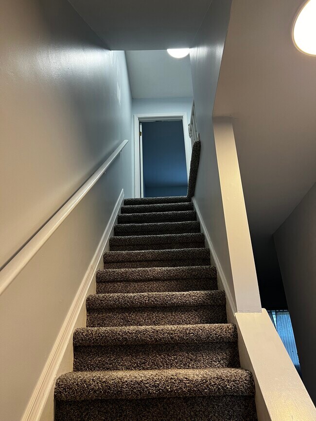 Escaleras - 622 Colonial View Rd