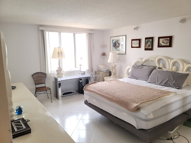 Large bedroom, king adjustable bed, walk in closet and insuite bathroom. - 100 S Berkley Sq