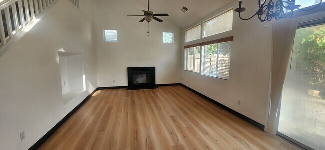 Foto del edificio - 3 Bedroom Home in Quaint Gated Community in Elk Grove