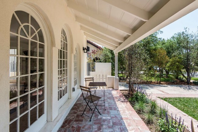 Porches en el frente - 246 N Beachwood Dr