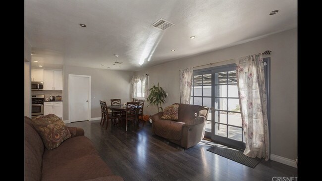 Foto del edificio - 7344 Topeka Dr