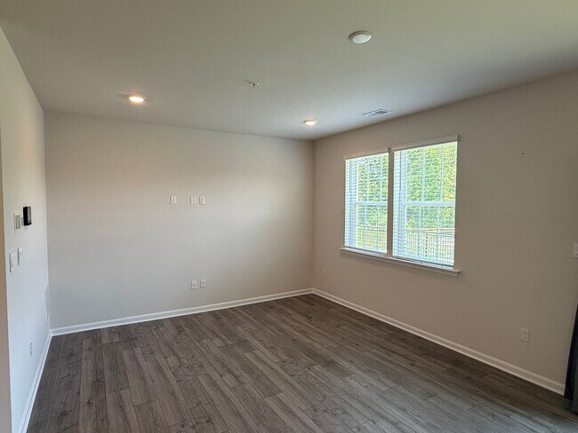 Foto del edificio - Beautiful 4BR Home with Garage & Modern Kitchen in Greenway Farms