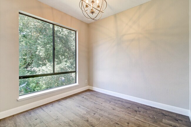 Building Photo - 480 N Civic Dr