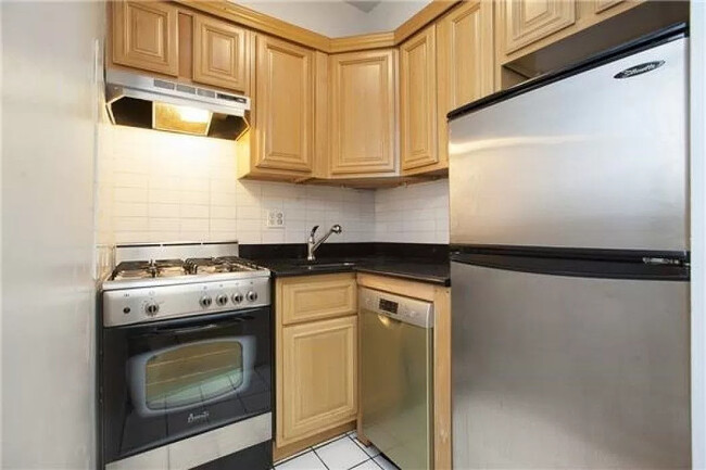 Building Photo - 40 W 76th St
