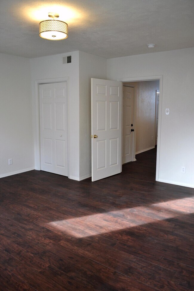 Foto del edificio - 2611 Larkins Way
