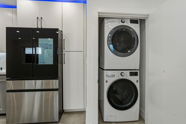 Building Photo - Luxury Newly Built 2 Bed, 2 Bath Home with Private Yard, Walk-In Closets & High-End Bespoke Kitchen