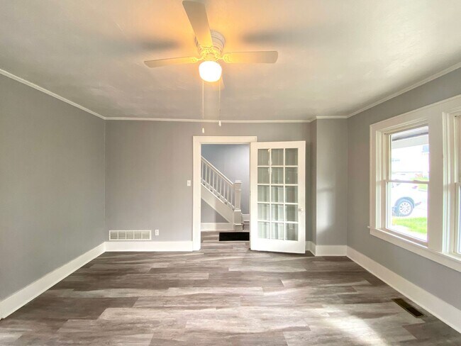 Foto del edificio - Spacious 4 Bed/1 Bath Home w/ Bonus Rooms-...