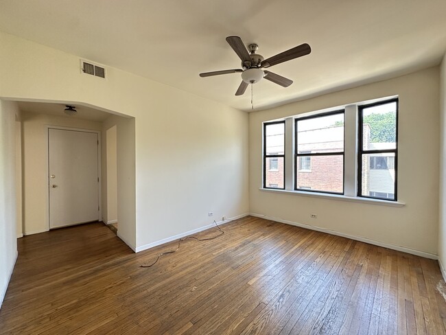 Building Photo - 3147 W Medill Ave