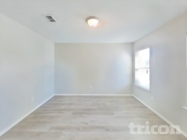 Building Photo - 528 Shell St