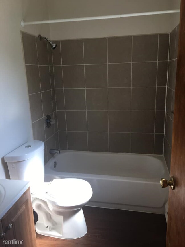 Foto del edificio - 1 br, 1 bath Apartment - 2921 Hoover Ave