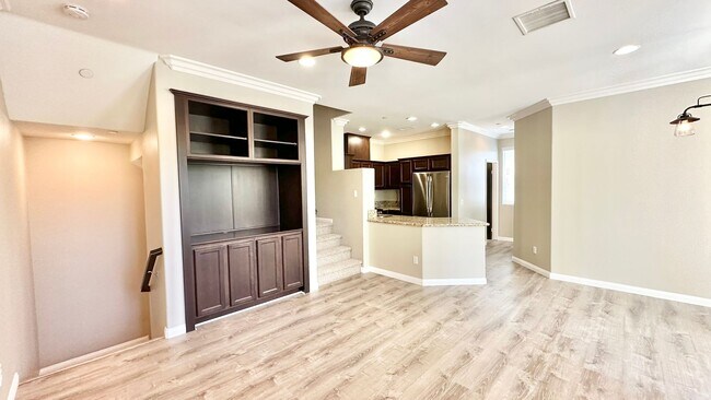 Foto del edificio - Beautiful, Newer, Townhome with Attached 2...