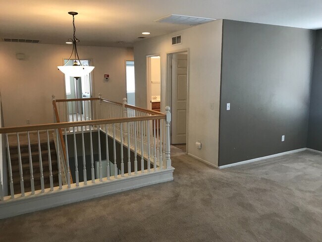 Foto del edificio - Spacious 5 bedroom with 3 car garage for rent