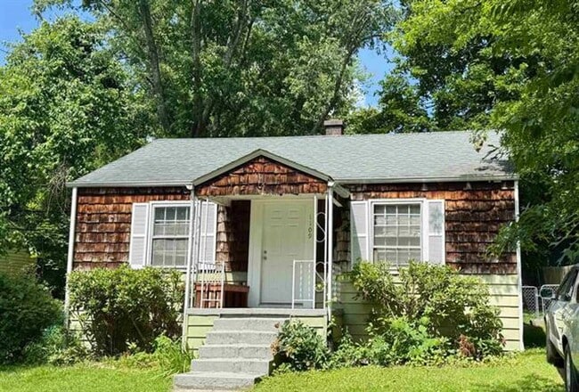 Building Photo - Beautiful Cottage Style Home