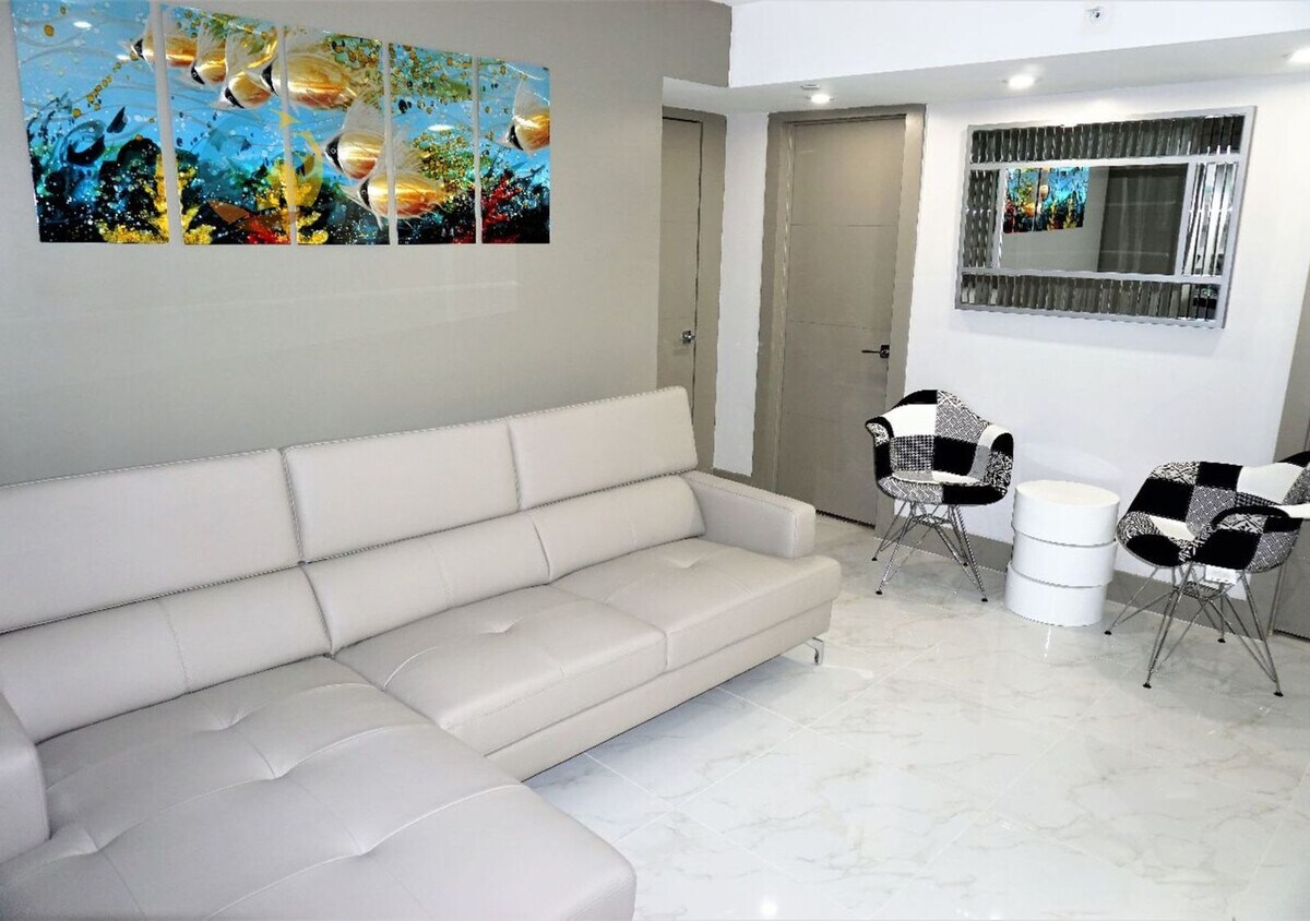Primary Photo - 5225 Collins Ave