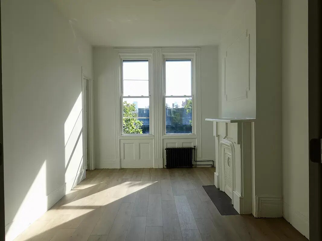 Primary Photo - 652 Leonard St
