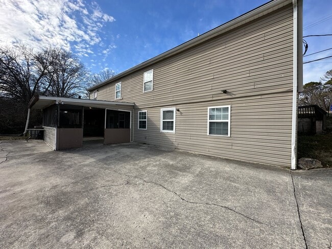 Building Photo - Freshly Updated 4 Bedroom Lower-Level Unit in Oak Ridge – Spacious & Move-In Ready