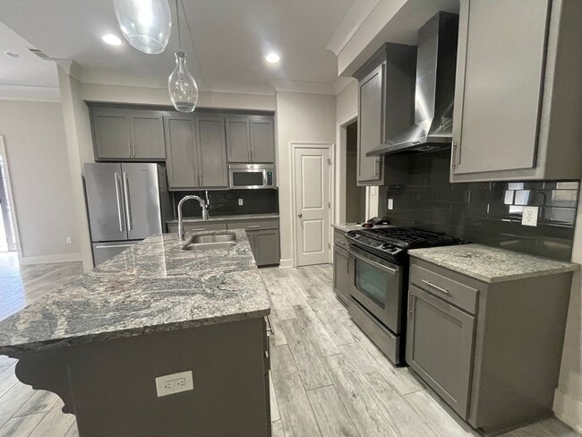 Building Photo - 3 Bedroom House in The desirable University Villas