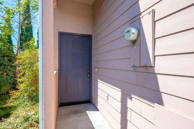Building Photo - Charming 3bd/2.5 bath Condo