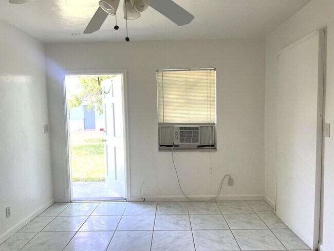 Foto del edificio - 886 NE 35th St