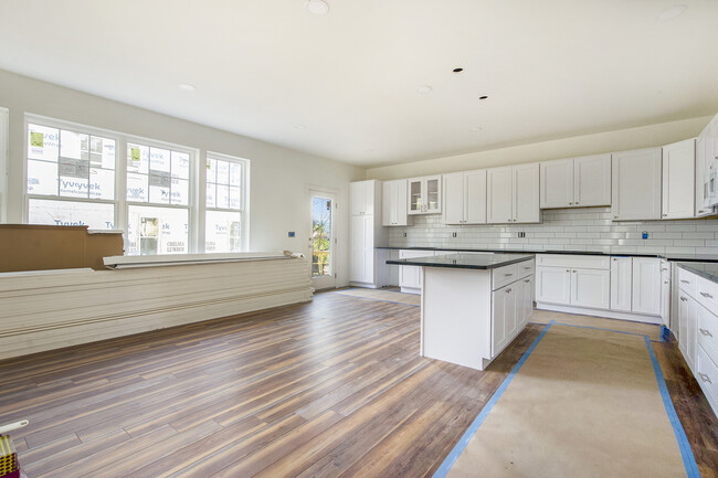 Building Photo - 634 Spring-