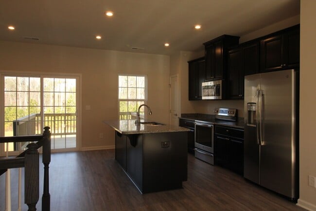 Building Photo - Townhouse in the center of RTP- Available May