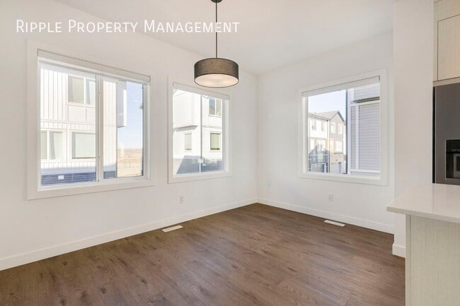 Building Photo - AMAZING 4 BEDS/ 2.5 BATHS TOWNHOUSE WITH A...